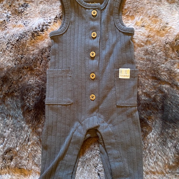 SOLD! Carters Preemie Baby Unisex Bundle Outfits. Jumpsuit and 3 piece set. - Picture 7 of 8